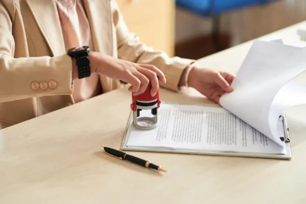 Beëdigde vertaling betekenis: vrouw stempelt officieel document