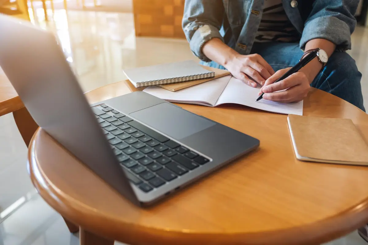 Notitieboek en laptop voor copywriting en webteksten