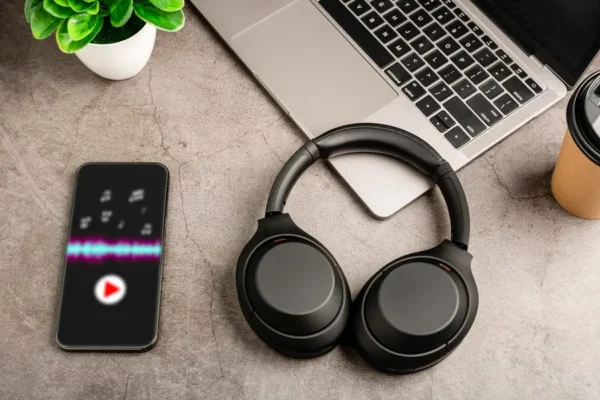 Koptelefoon en audiogolfvorm op laptop voor transcriptie service