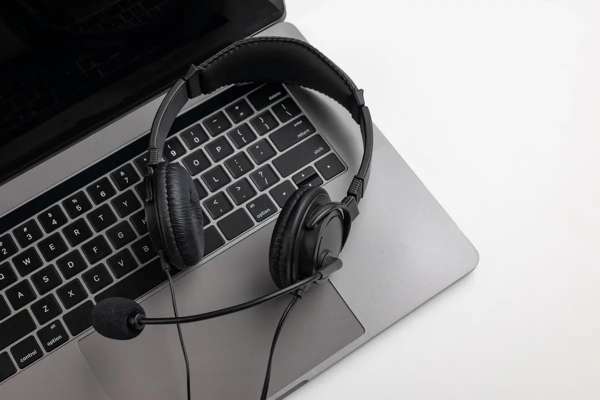 Professionele headset met microfoon op MacBook voor transcriptie